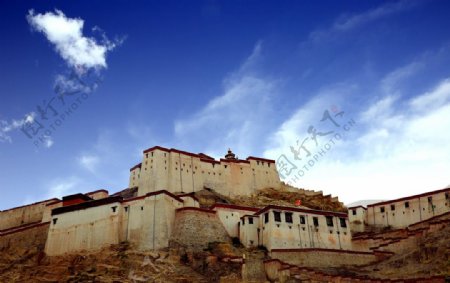 蓝天下的西藏寺院