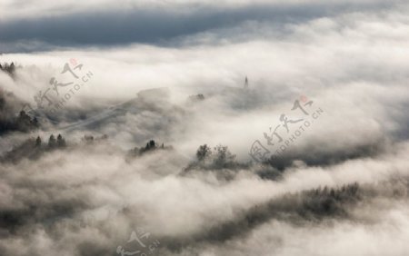 云雾环绕的高山