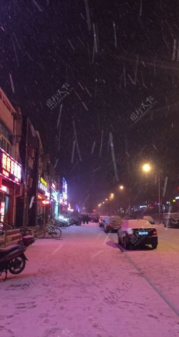 小雪中夜的北京街头