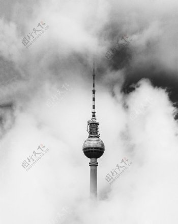 耸入云雾的高楼