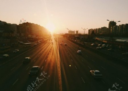 夕阳下的城市道路