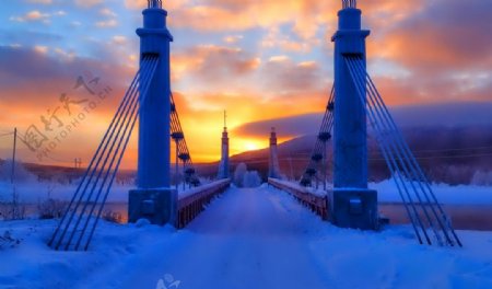 黄昏夕阳大桥雪景