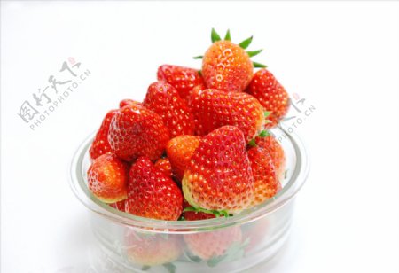 玻璃器皿里的红草莓