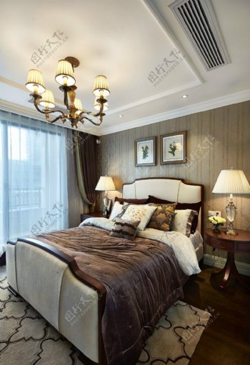 现代时尚卧室深褐色床品室内装修效果图
