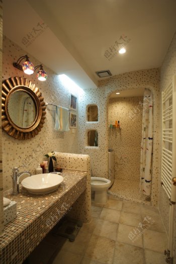东南亚奢华风格浴室瓷砖地面装修效果图