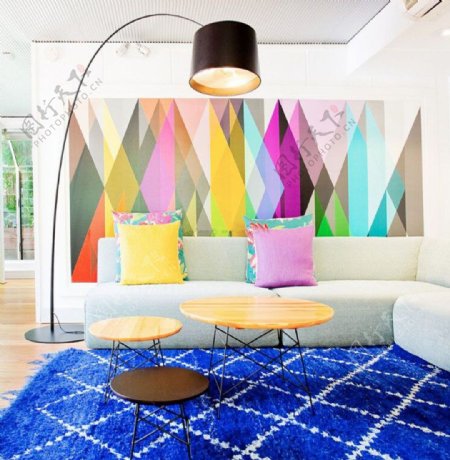 现代艺术客厅彩色壁纸布置效果图