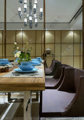 室内餐厅蓝色餐具现代创意装修效果图