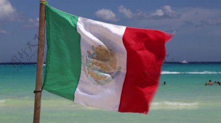 墨西哥国旗在沙滩上飘扬