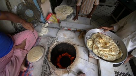 烹饪印度街头食品的人