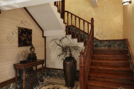 中式时尚客厅木制楼梯室内装修效果图