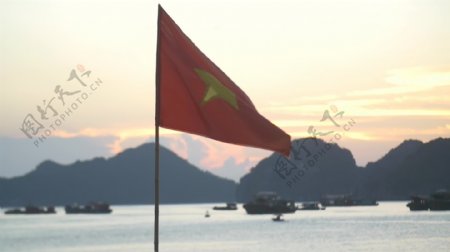 越南国旗在日落时分飘扬1