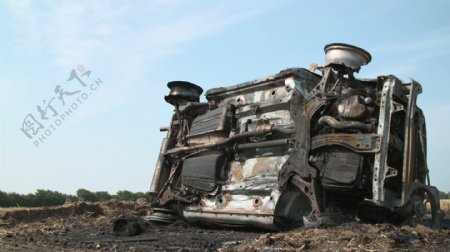 1辆烧毁的车