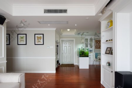 现代时尚清亮客厅白色柜子室内装修效果图