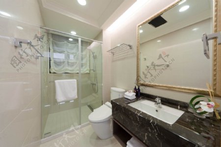 现代时尚浴室深褐色亮面洗手台室内装修图