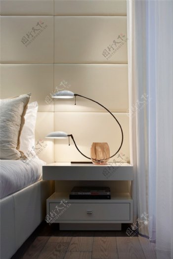 现代清新卧室白色窗帘室内装修效果图