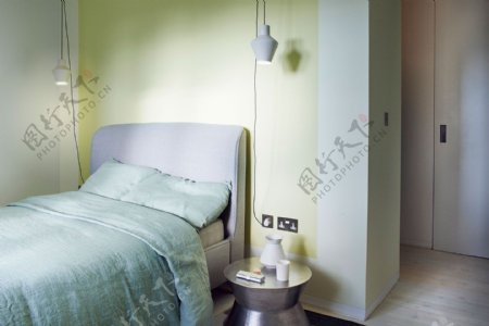 现代卧室淡黄色背景墙室内装修效果图