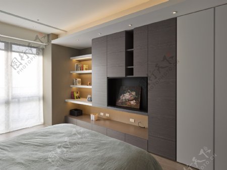 日式雅致卧室深色木制衣柜室内装修效果图
