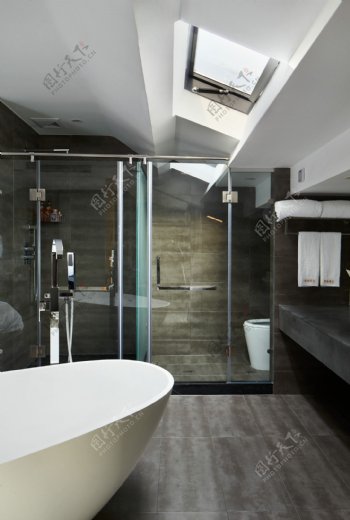 中式时尚卧室白色浴缸室内装修效果图