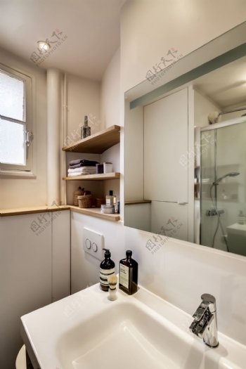 现代卫生间瓷砖白色洗手台室内装修效果图