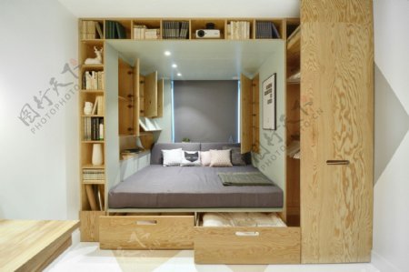 现代深色卧室木制展示柜室内装修效果图