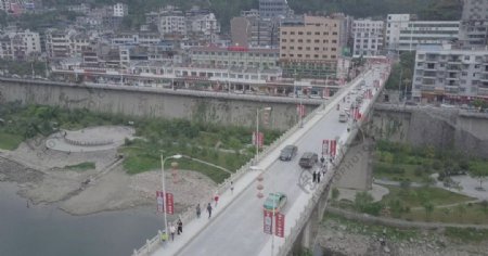 贵州河面大桥小镇车流