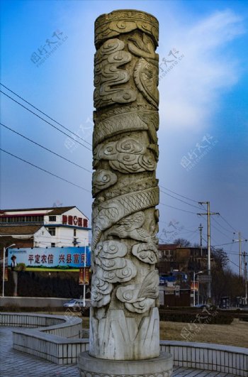 柱子上的龙纹雕花