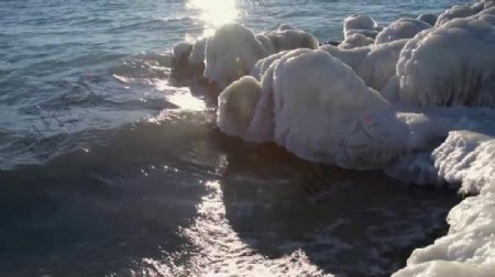 新疆赛里木湖冰水交融水岸视频素材