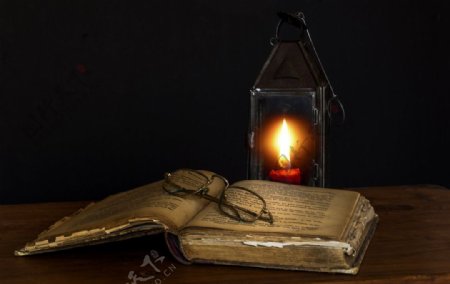 灯火旁的旧书