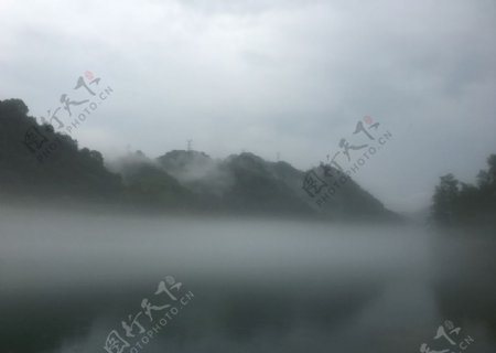 雾漫小东江