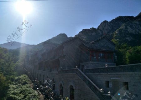 阳光山中寺院