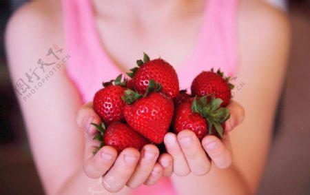 手捧草莓