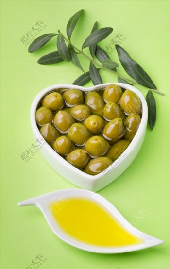 健康的橄榄和橄榄油