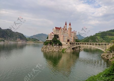 湖中城堡