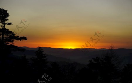 夕阳下的大山美景