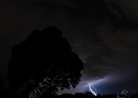 闪电的夜空