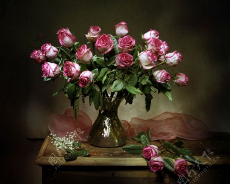 花束玫瑰桌子花瓶花卉