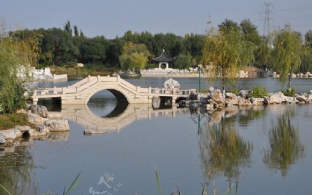 湖中的拱桥与凉亭