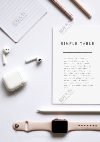 白色简洁书桌海报