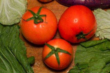 新鲜的西红柿食材照片