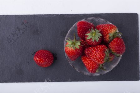新鲜草莓实物图摄影图