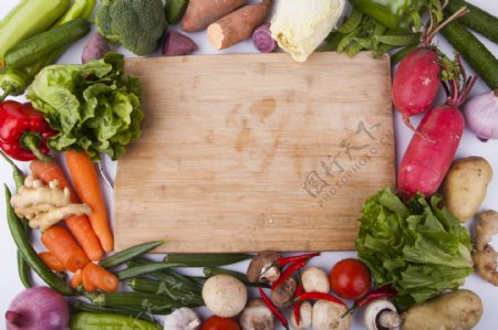 摄影图各种新鲜蔬菜及切菜板实物图3