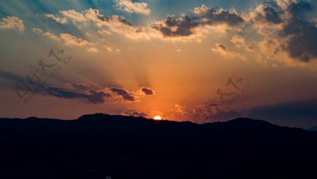 夕阳太阳落山摄影图片