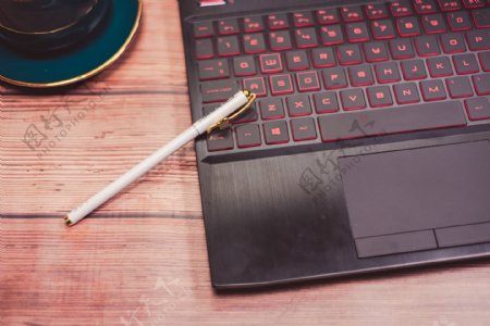 笔笔记本电脑咖啡杯木制办公桌摆拍