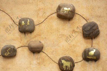 墙上的动物图腾石头装饰