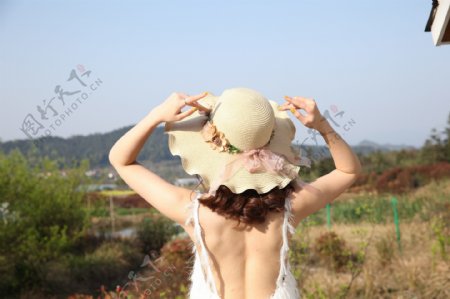 戴太阳帽穿吊带裙的模特9