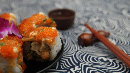 日式料理寿司卷之鱼子酱三文鱼高清细节