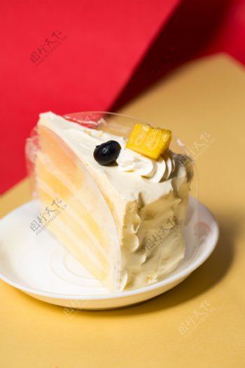 摄影图芒果蓝莓小三角蛋糕8