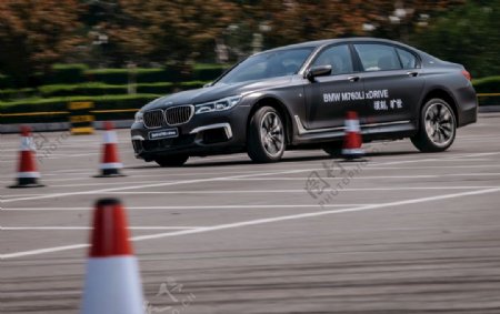 赛道上的BMW汽车