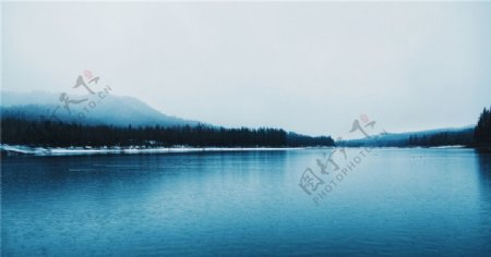 波光潋滟的湖泊