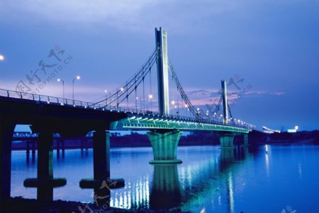 夜色朦胧的南昌英雄大桥